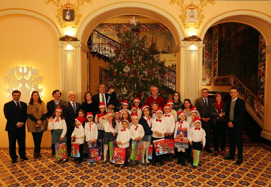 Crianças cumprem tradição de inaugurar Árvore de Natal da Presidência do Governo
