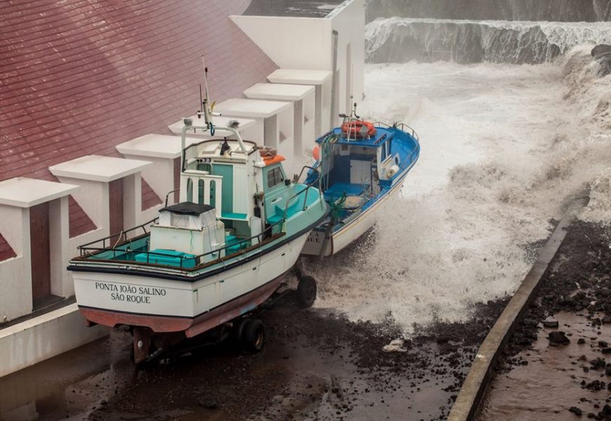 Ondulação forte provoca danos e fecha porto na Madalena – Ilha do Pico