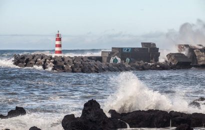 Forte agitação marítima encerra estradas nas Ilhas do Pico, Faial e Terceira