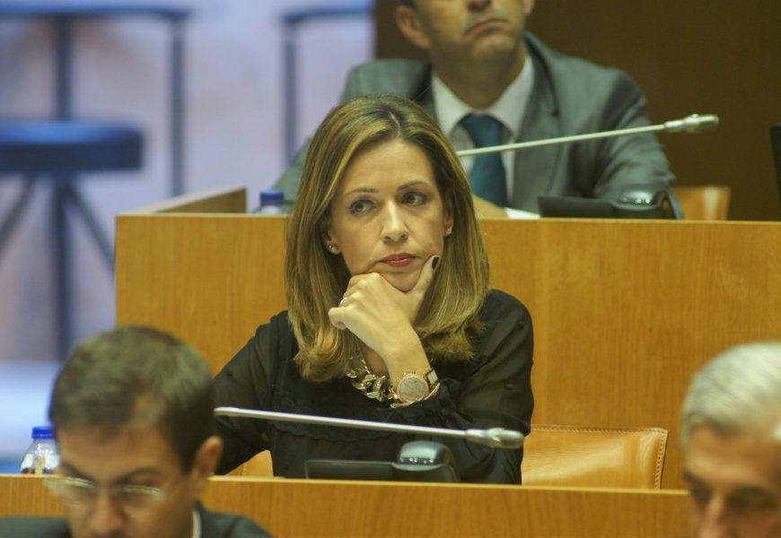Governo regional “não resolve” situação de professores contratados, afirma a Deputada Maria João Carreiro