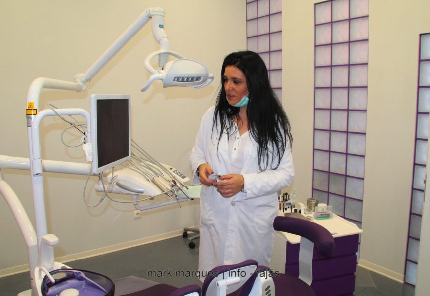 CÁTIA REIS, JOVEM MÉDICA DENTISTA, ABRE CLÍNICA NA VILA DA CALHETA – ILHA DE SÃO JORGE. CÁTIA REIS, JOVEM MÉDICA DENTISTA, ABRE CLÍNICA NA VILA DA CALHETA – ILHA DE SÃO JORGE.