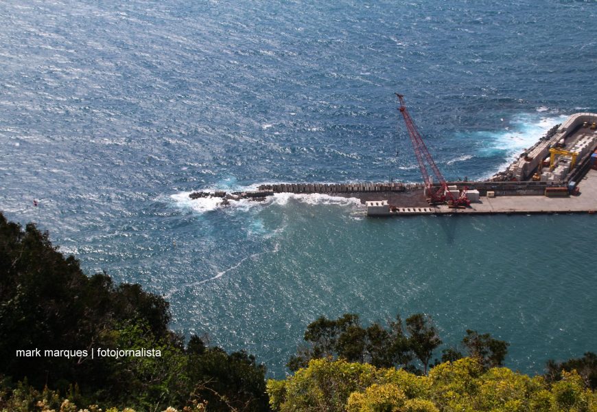 A AGITAÇÃO MARÍTIMA PROVOCA ESTRAGOS NA NOVA OBRA DO PORTO DAS VELAS – Ilha de São Jorge