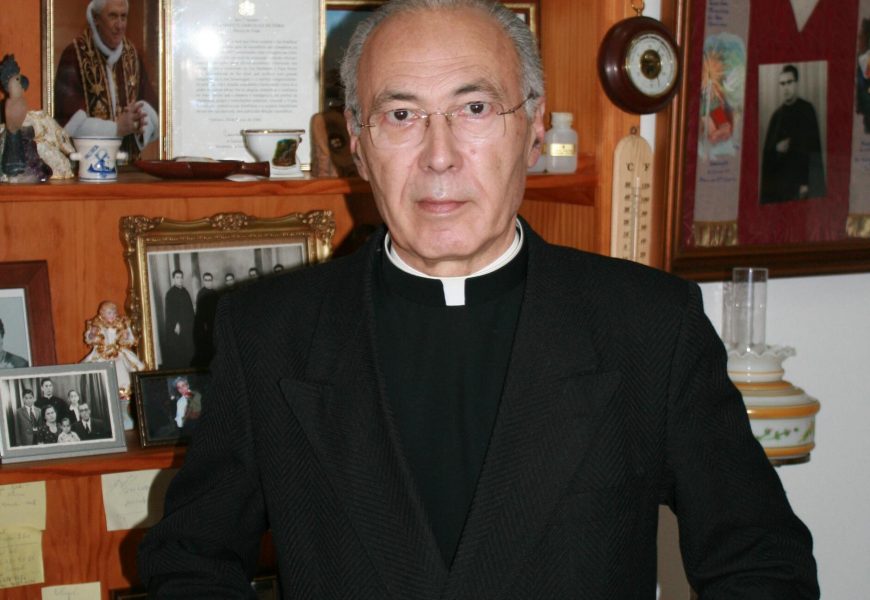 Padre açoriano (Manuel Garcia da Silveira) entrega livro ao Papa e a Marcelo Padre açoriano (Manuel Garcia da Silveira) entrega livro ao Papa e a Marcelo