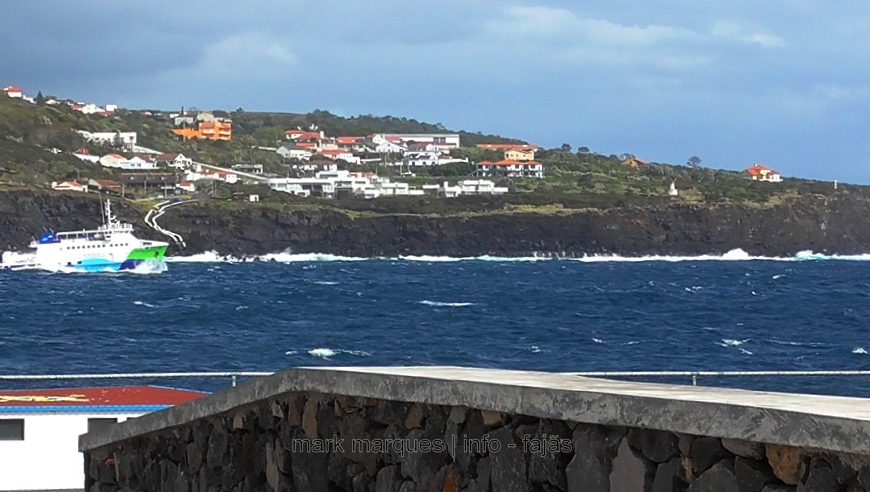 FERRY BOAT A ZARPAR DO PORTO DAS VELAS – ILHA DE SÃO JORGE (Açores) (c/ vídeo)