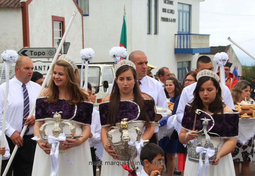 DOMINGO DO ESPÍRITO SANTO – MISSA / COROAÇÃO – SANTO ANTÃO – Ilha de São Jorge (c/ reportagem fotográfica)