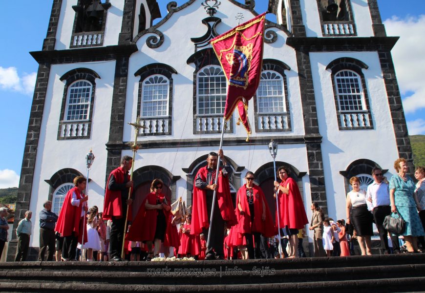 FESTA DO SANTÍSSIMO SACRAMENTO (Procissão) – URZELINA – Ilha de São Jorge (c/ reportagem fotográfica) FESTA DO SANTÍSSIMO SACRAMENTO (Procissão) – URZELINA – Ilha de São Jorge (c/ reportagem fotográfica)