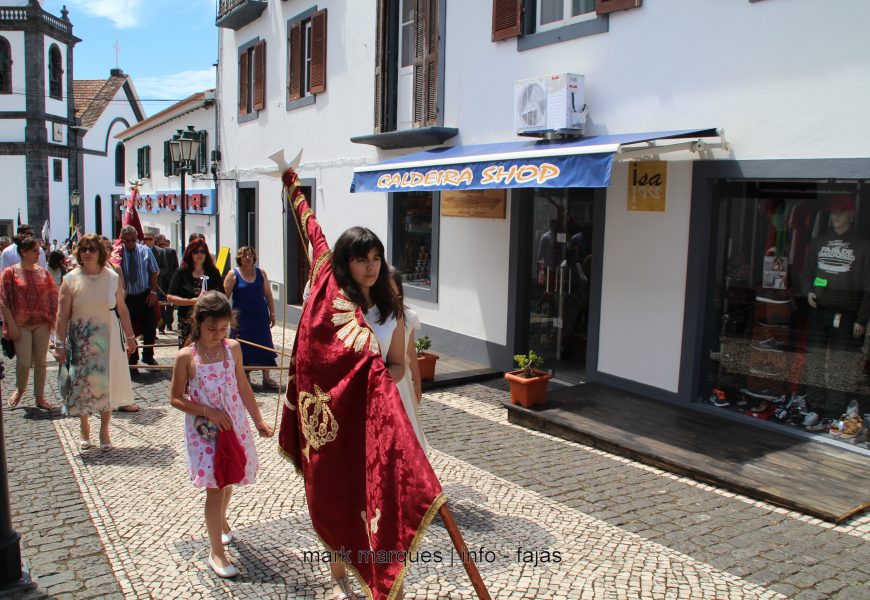 COROAÇÃO IMPÉRIO DO LIVRAMENTO – VELAS – Ilha de São Jorge (c/ reportagem fotográfica)