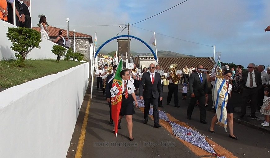 BANDA FILARMÓNICA UNIÃO ROSALENSE DESFILA NAS FESTAS DE SANTA ANA – BEIRA – Ilha de São Jorge (c/ vídeo)