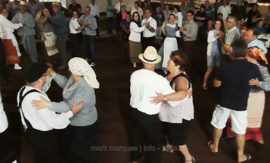 FOLCLORE DE ROSAIS DANÇA COM O PÚBLICO NAS FESTAS DA FAJÃ DO OUVIDOR – Ilha de São Jorge (c/ vídeo)