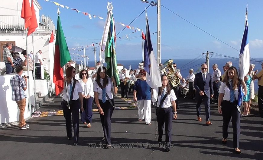 BANDA FILARMÓNICA ESTÍMULO DESFILA NA FESTA DO BOM JESUS – FAJÃ GRANDE / CALHETA – Ilha de São Jorge (c/ vídeo)