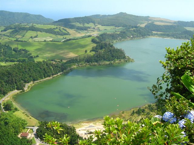 Lagoa_das_Furnas,_ilha_de_São_Miguel,_Arquipélago_dos_Açores,_Portugal