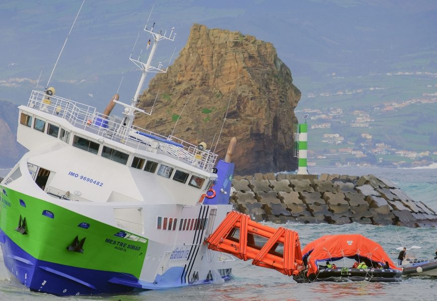 Navio que liga Faial ao Pico encalhado junto ao porto da Madalena – Ilha do Pico