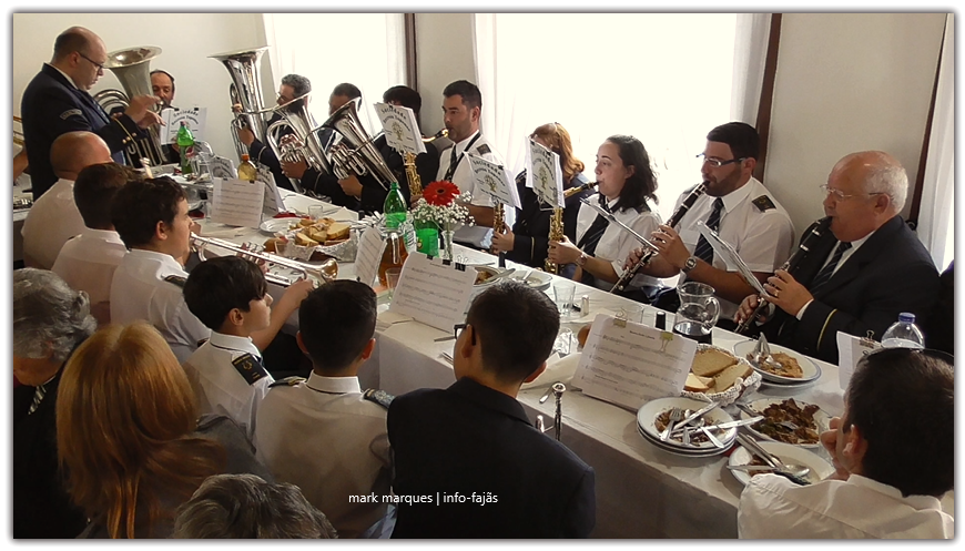 RECREIO TOPENSE SAÚDA CONVIDADOS NO FIM DO ALMOÇO DO DIVINO ESPÍRITO SANTO – Vila do Topo – Ilha de São Jorge (c/ vídeo)