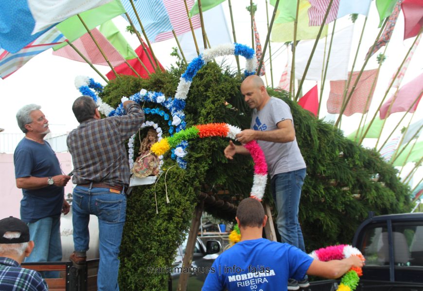 ENFEITAR DOS CARROS DAS BANDEIRAS EM ROSAIS (Ribeira do Belo) – Ilha de São Jorge (c/ reportagem fotográfica)
