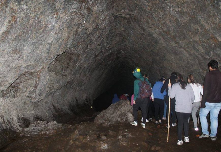 Parque Natural de São Jorge – NA VEIA DA ERUPÇÃO – Visita à Gruta da Beira (22 de Maio) – Ilha de São Jorge Parque Natural de São Jorge – NA VEIA DA ERUPÇÃO – Visita à Gruta da Beira (22 de Maio) – Ilha de São Jorge