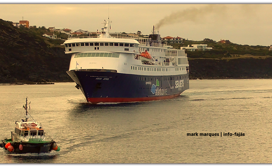 Navio “AQUA JEWEL” atraca no Porto das Velas – Ilha de São Jorge (Lotação 795 passageiros / 155 viaturas) (c/ vídeo) Navio “AQUA JEWEL” atraca no Porto das Velas – Ilha de São Jorge (Lotação 795 passageiros / 155 viaturas) (c/ vídeo)