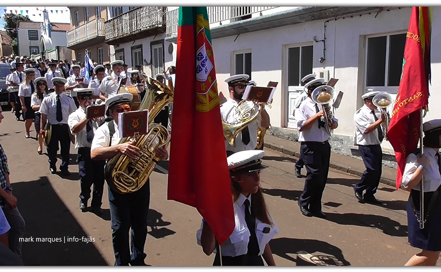 BANDAS FILARMÓNICAS ACOMPANHAM MORDOMOS ATÉ À CASA DO DIVINO ESPÍRITO SANTO – Santo Antão – Ilha de São Jorge (c/ vídeo)