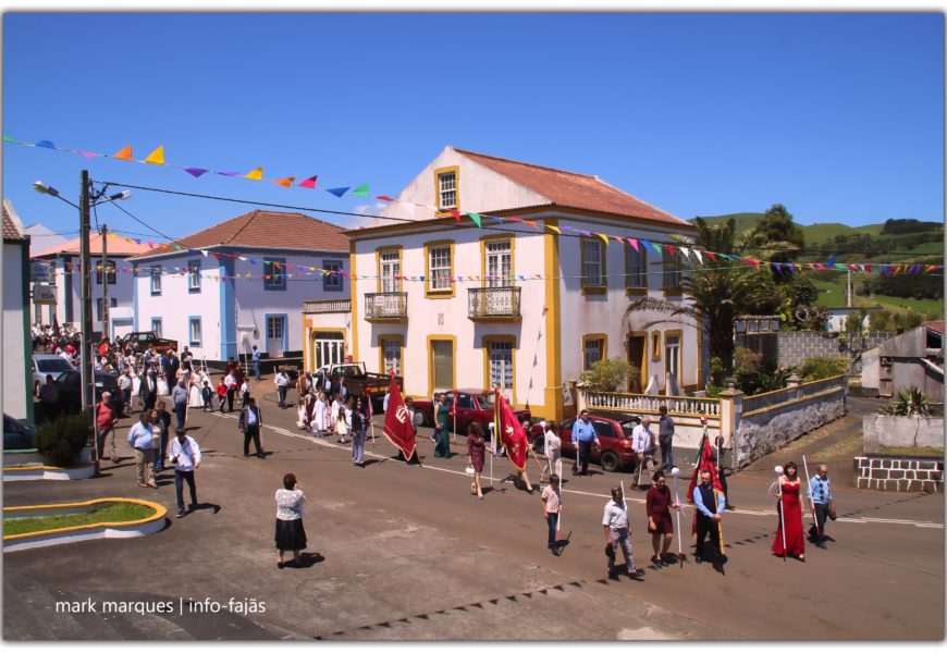 CORTEJO DE COROAÇÃO DO DIVINO ESPÍRITO SANTO (5º JANTAR) – Santo Antão – Ilha de São Jorge (c/ vídeo)