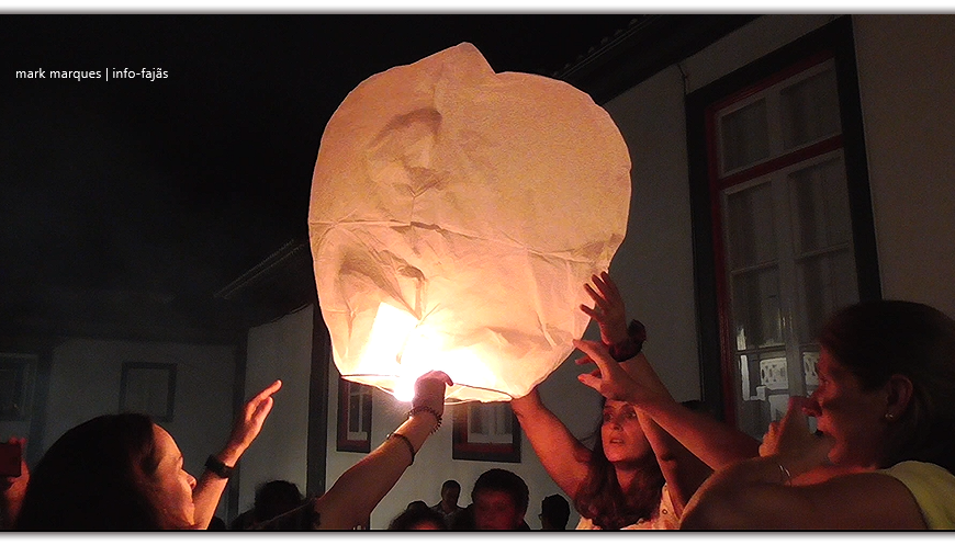PEQUENADA EUFÓRICA COM O LANÇAMENTO DOS BALÕES NO ARRAIAL DE SÃO JOÃO – Vila das Velas – Ilha de São Jorge (c/ vídeo)