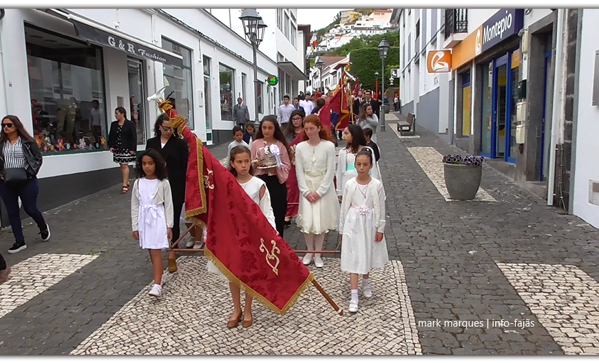 CORTEJO DE COROAÇÃO – IMPÉRIO DA QUINTA-FEIRA DA SANTÍSSIMA TRINDADE – Velas – Ilha de São Jorge (c/ vídeo) CORTEJO DE COROAÇÃO – IMPÉRIO DA QUINTA-FEIRA DA SANTÍSSIMA TRINDADE – Velas – Ilha de São Jorge (c/ vídeo)