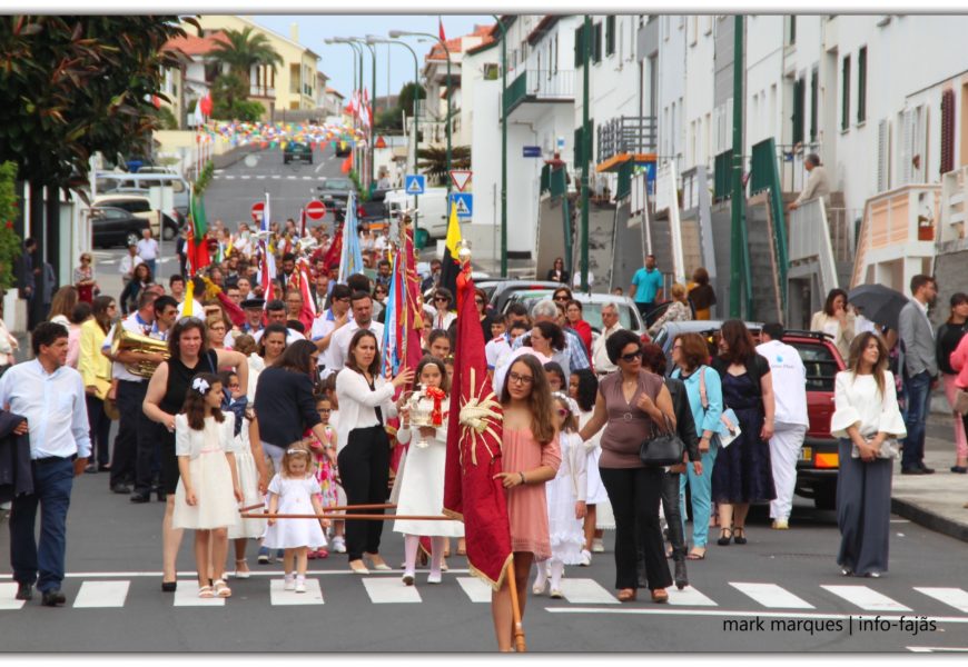 CORTEJO DE COROAÇÃO (14 COROAS) – IMPÉRIO DO LIVRAMENTO – Vila das Velas – Ilha de São Jorge (c/ vídeo)