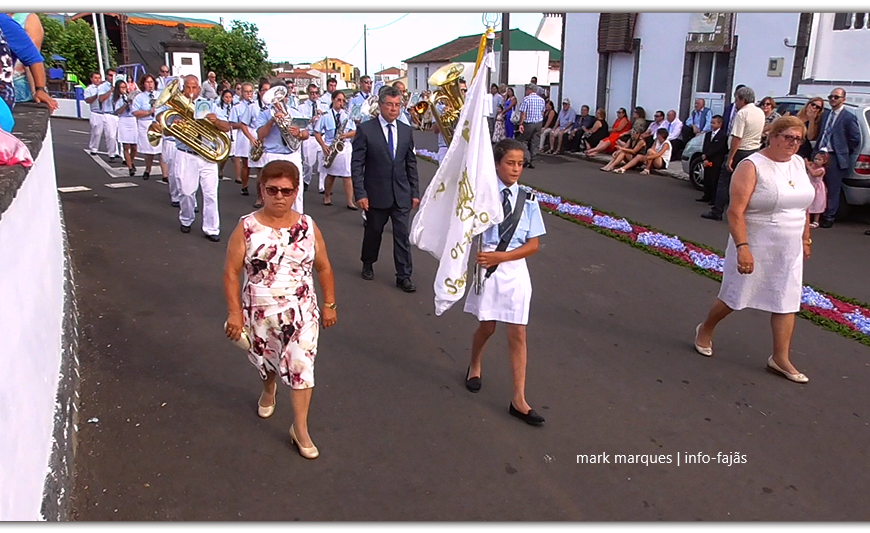 BANDA DE SANTO AMARO DESFILA NAS FESTAS DOS ROSAIS / 2018 – Ilha de São Jorge (c/ vídeo)