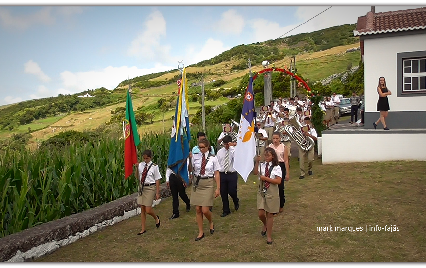 UNIÃO POPULAR DESFILA NA FESTA DE Nª SRª DO LIVRAMENTO – Lourais / Ribeira Seca – Ilha de São Jorge (c/ vídeo)