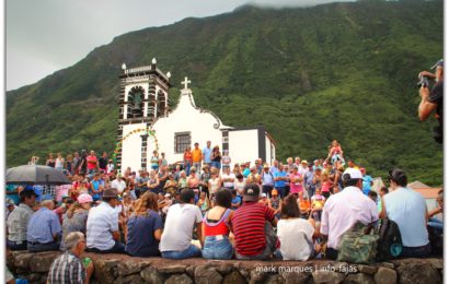 AS TRADICIONAIS ARREMATAÇÕES NA FESTA DA FAJÃ DA CALDEIRA DE SANTO CRISTO – Ilha de São Jorge (c/ vídeo)