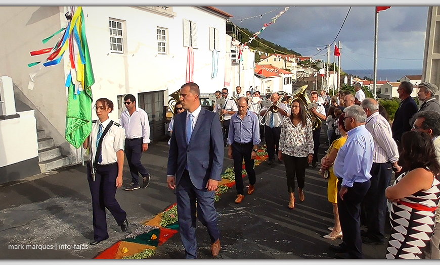 BANDA FILARMÓNICA “ESTÍMULO” DESFILA NA FESTA DO BOM JESUS – Fajã Grande / Calheta – Ilha de São Jorge (c/ vídeo)