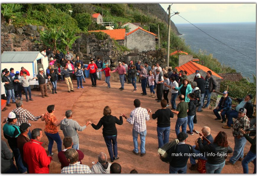 “CHAMARRITA” – FESTA DE SÃO MARTINHO NA FAJÃ DA SARAMAGUEIRA – Santo Antão – Ilha de São Jorge (c/ vídeo)