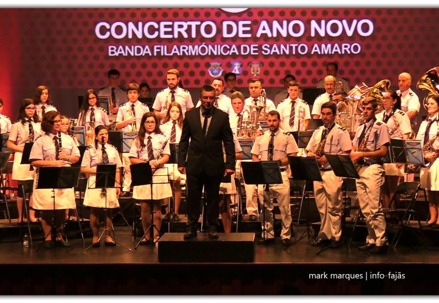 BANDA FILARMÓNICA DE SANTO AMARO EM CONCERTO DE ANO NOVO – (1ª de 3 reportagens) – Auditório Municipal de Velas (c/ vídeo)
