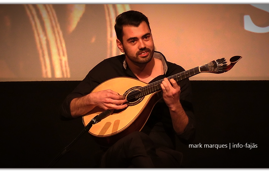 TIAGO LIMA, ARREBATOU O AUDITÓRIO MUNICIPAL DE VELAS COM A SUA GUITARRA PORTUGUESA – Festas de São Jorge – Ilha de São Jorge (c/ vídeo)