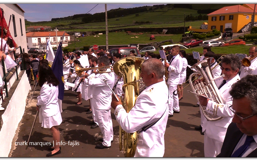 BANDA FILARMÓNICA DE SANTO AMARO, SAÚDA MORDOMOS – Ilha de São Jorge (c/ vídeo)