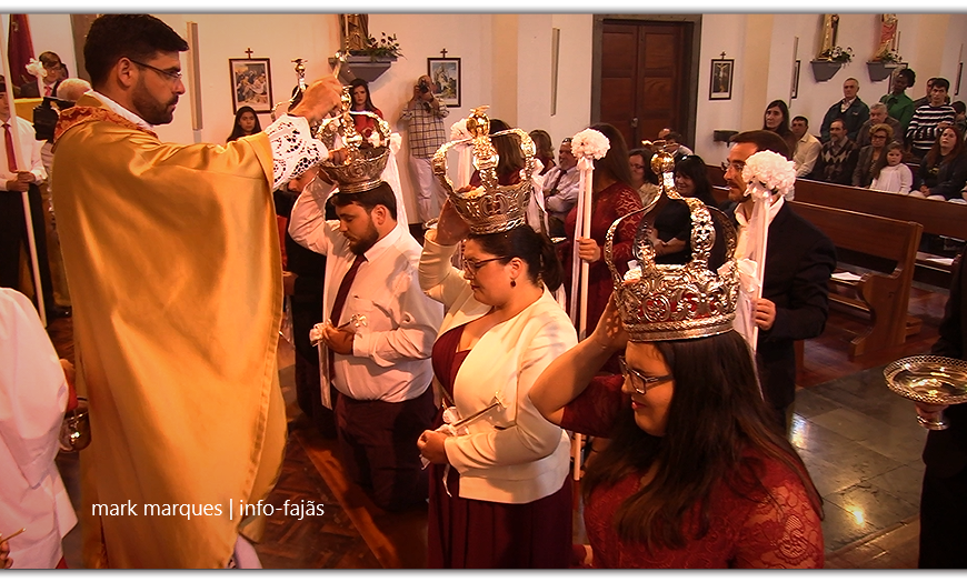MOMENTO SOLENE DA COROAÇÃO – 2º JANTAR EM LOUVOR DO DIVINO ESPÍRITO SANTO – Freguesia de Santo Antão – Ilha de São Jorge (c/ vídeo)