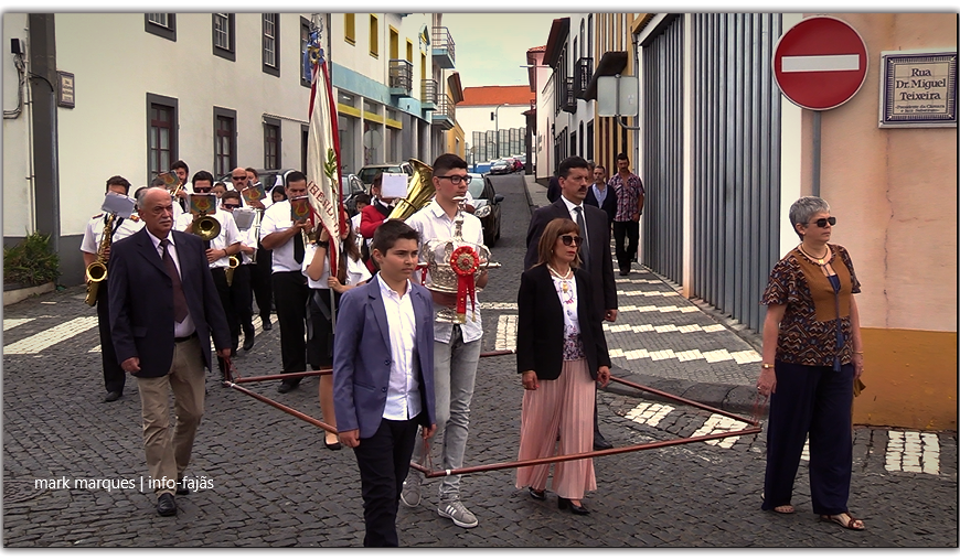 CORTEJO DE COROAÇÃO DO “IMPÉRIO DA QUINTA-FEIRA” – Vila das Velas – Ilha de São Jorge (c/ vídeo)