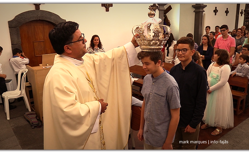 MOMENTO SOLENE DA COROAÇÃO DO D.E.S. – Freguesia da Urzelina – Ilha de São Jorge (c/ vídeo)