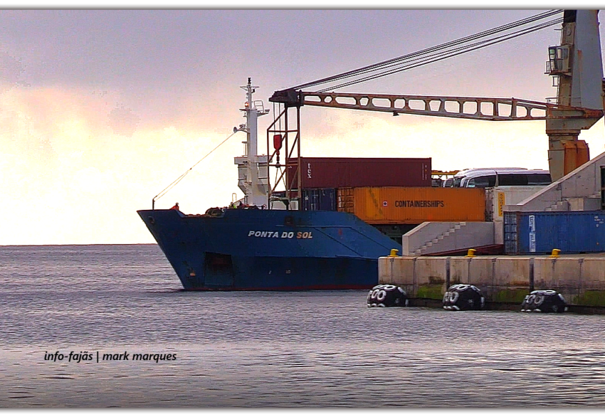 NAVIO PORTA CONTENTORES “PONTA DO SOL” DESCARREGA MERCADORIAS NO PORTO DAS VELAS – Ilha de São Jorge (c/ vídeo) NAVIO PORTA CONTENTORES “PONTA DO SOL” DESCARREGA MERCADORIAS NO PORTO DAS VELAS – Ilha de São Jorge (c/ vídeo)