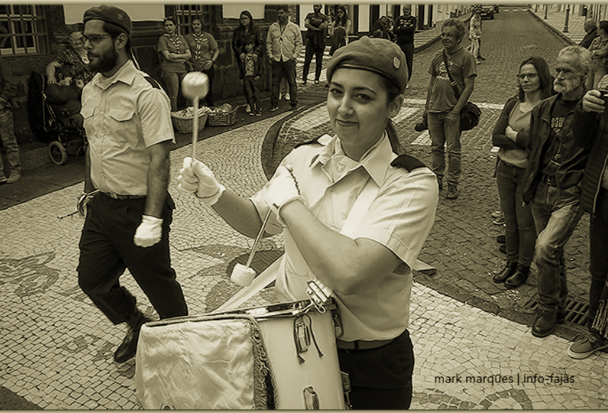 “TEMPOS DE ESPERA” – CHARANGA DA ASSOCIAÇÃO HUMANITÁRIA DOS BOMBEIROS VOLUNTÁRIOS DAS VELAS EM DESFILE – Ilha de São Jorge (c/ vídeo) “TEMPOS DE ESPERA” – CHARANGA DA ASSOCIAÇÃO HUMANITÁRIA DOS BOMBEIROS VOLUNTÁRIOS DAS VELAS EM DESFILE – Ilha de São Jorge (c/ vídeo)