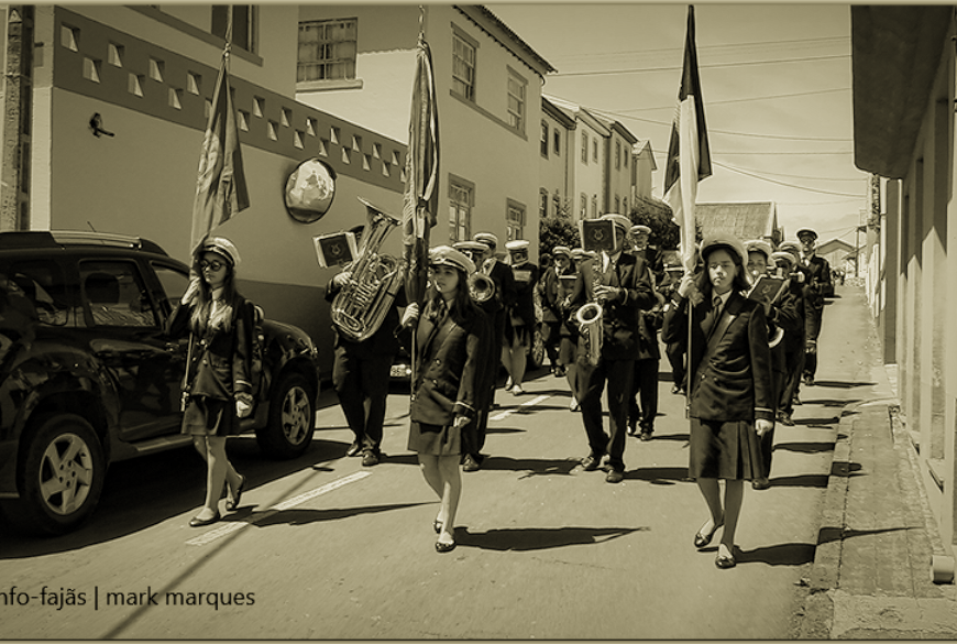 “TEMPOS DE ESPERA” – RECREIO DOS LAVRADORES DESFILA NO 2º JANTAR EM LOUVOR DO DIVINO ESPÍRITO SANTO – Santo Antão – Ilha de São Jorge (2019) (c/ vídeo)