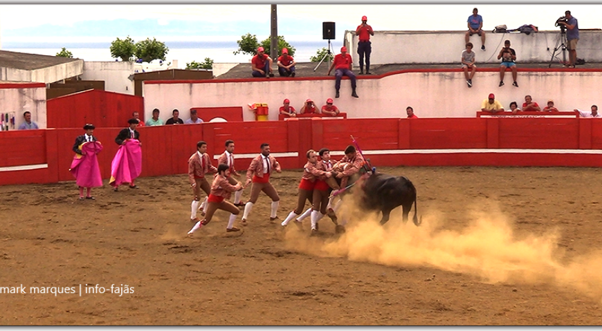 “TEMPOS DE ESPERA” – PEGA NA TOURADA DE PRAÇA DE SÃO JORGE – 32ª SEMANA CULTURAL DAS VELAS – 2019 – Ilha de São Jorge (c/ vídeo)