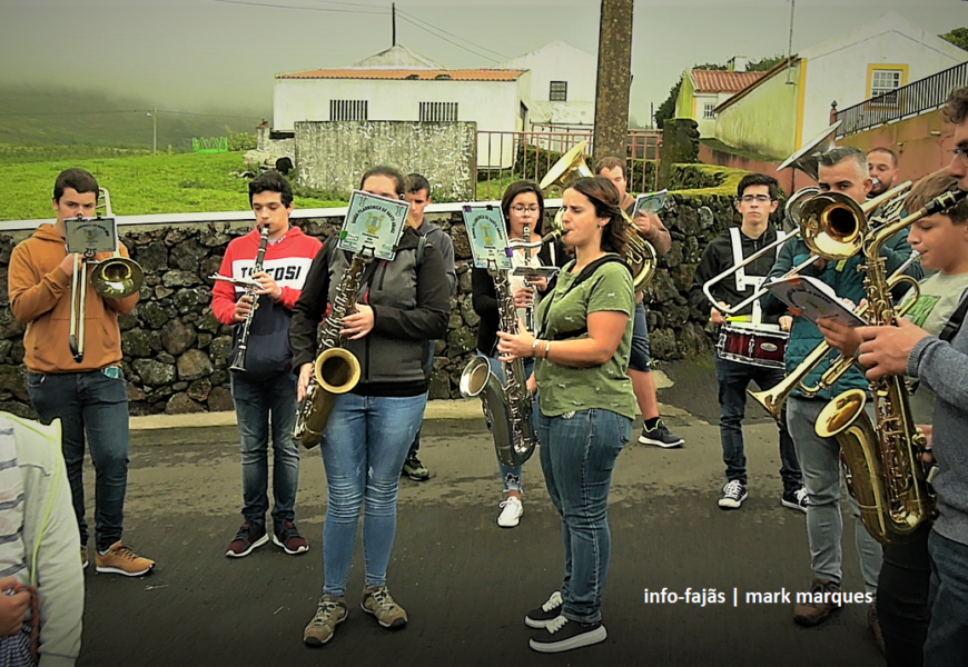 BANDA FILARMÓNICA PERCORRE TODAS AS CASAS DA FREGUESIA – Santo Amaro – Ilha de São Jorge (c/ vídeo) BANDA FILARMÓNICA PERCORRE TODAS AS CASAS DA FREGUESIA – Santo Amaro – Ilha de São Jorge (c/ vídeo)