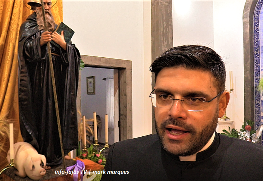 PÁROCO DE SANTO ANTÃO (Padre Dinis Silveira), deixa mensagem aos emigrantes – Ilha de São Jorge (c/ vídeo)