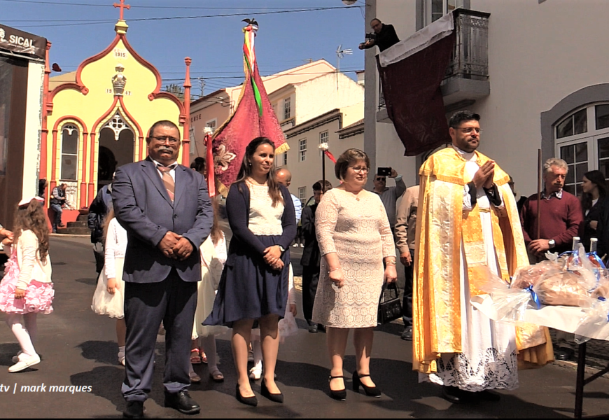 “COROAÇÃO E CORTEJO” – Divino Espírito Santo – Vila do Topo – Ilha de São Jorge (c/ vídeo) “COROAÇÃO E CORTEJO” – Divino Espírito Santo – Vila do Topo – Ilha de São Jorge (c/ vídeo)