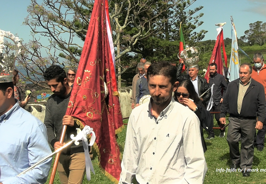 “CORTEJO DO DIVINO NO ADRO DA IGREJA DE SANTA BÁRBARA” – Manadas – Ilha de São Jorge (c/ vídeo)