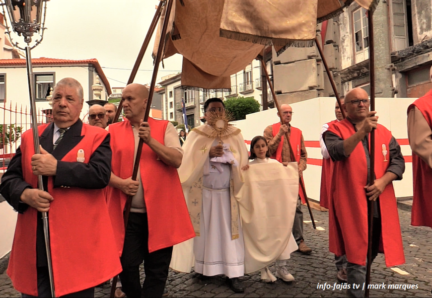 “Procissão do Corpo de Deus” volta à Vila das Velas – Ilha de São Jorge (c/ vídeo)