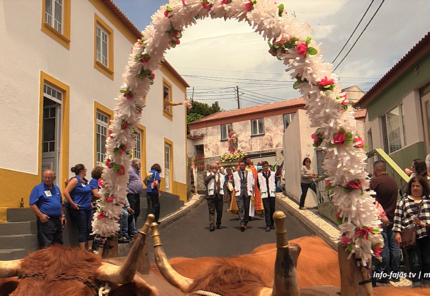 Vila do Topo em Festa – Bodo de leite – Ilha de São Jorge (c/ vídeo) Vila do Topo em Festa – Bodo de leite – Ilha de São Jorge (c/ vídeo)