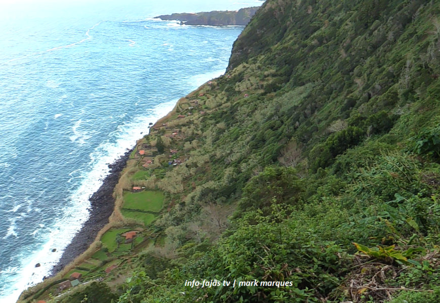 Descida para a Fajã D`Além – Rumo à Festa de São Martinho – Ilha de São Jorge (c/ vídeo) Descida para a Fajã D`Além – Rumo à Festa de São Martinho – Ilha de São Jorge (c/ vídeo)