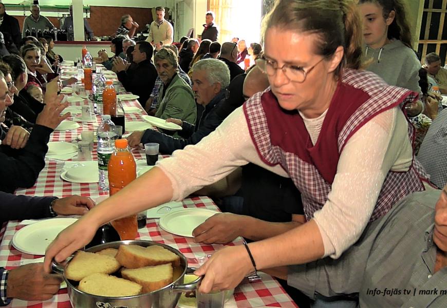 “Sopas do Espírito Santo” servidas ao almoço na Tertúlia Tauromáquica Jorgense – Ilha de São Jorge (c/ vídeo)
