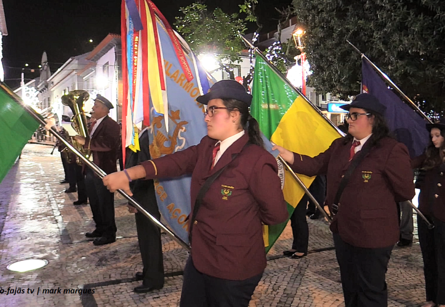 Banda Filarmónica CLUBE UNIÃO do Topo desfila em “Dia das Montras” – Velas – Ilha de São Jorge (c/ vídeo)