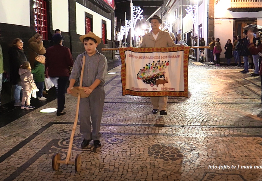 Grupo de Folclore dos Rosais desfila em “Dia das Montras” – Velas – Ilha de São Jorge (c/ vídeo) Grupo de Folclore dos Rosais desfila em “Dia das Montras” – Velas – Ilha de São Jorge (c/ vídeo)